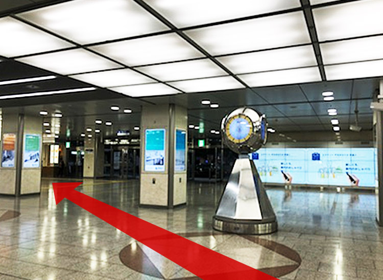请将名古屋站内的象征物"银表"向"新干线南口"（Aonami Line）方向前进。