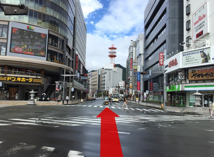 從長野站前十字路口往西側方向（背對車站）前進。