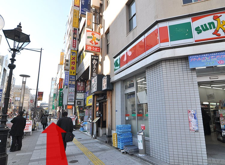 面向「Sunkus」便利店向左走, 请再往东京塔方向走一会儿。