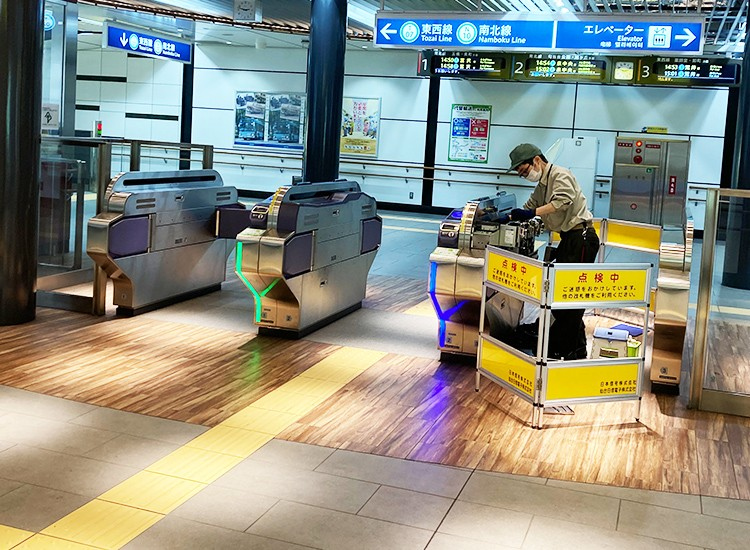 出仙台市营地铁南北线/东西线的西检票口后右转。
