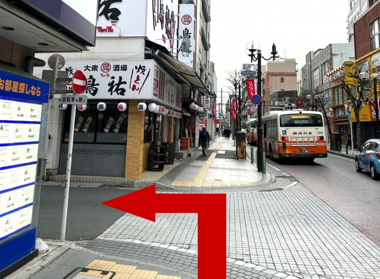 When you see the signboard of the izakaya restaurant, turn left.