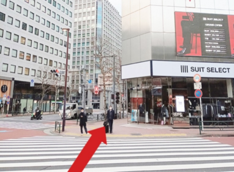 新橋駅銀座口を出たら信号を渡って「SUIT　SELECT」を右に見ながら「外堀通り」を築地方面に歩きます。