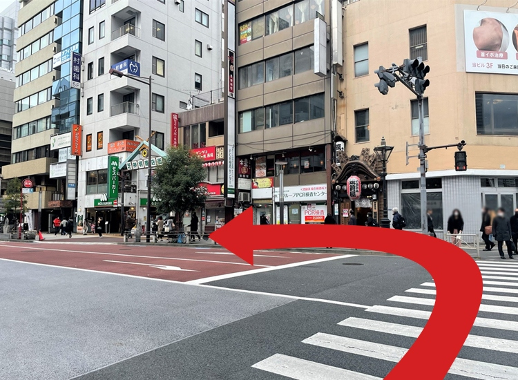 面向“幸伸大楼”向左走, 请再往东京塔方向走一会儿。