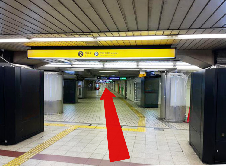 2番出口から「京阪本線 淀屋橋駅」と書かれた方向へ真っ直ぐ進み、16番出口へ行きます。