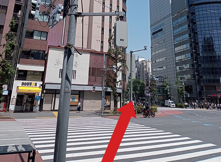 穿過外堀通和第一京濱（國道15號）的十字路口，往「DOUTOR」方向直走前進。※過十字路口後國道15號改稱為「中央通」。