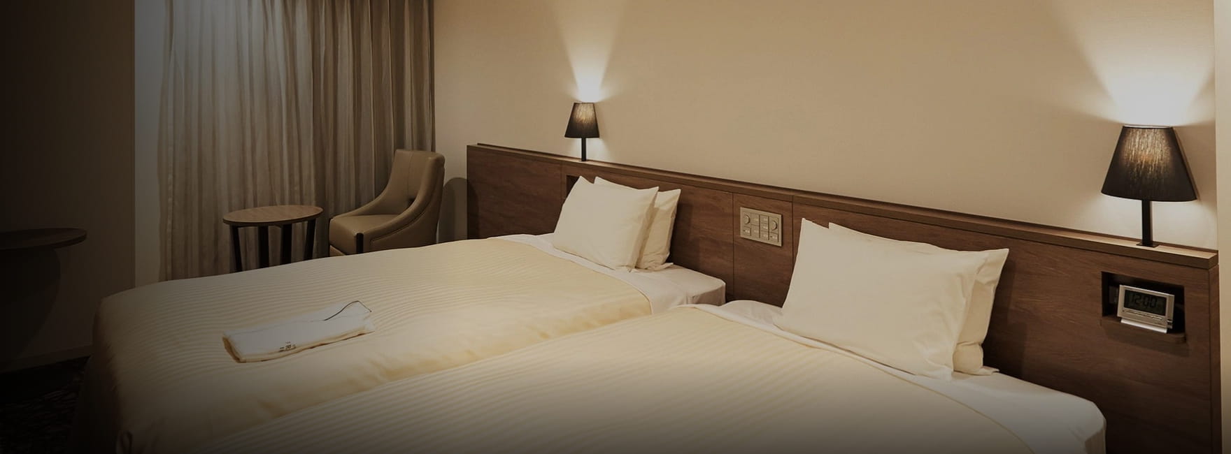 シモンズ社製ベッド完備の客室