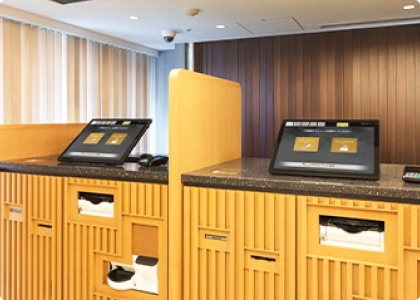 写真：セルフチェックイン・チェックアウト端末