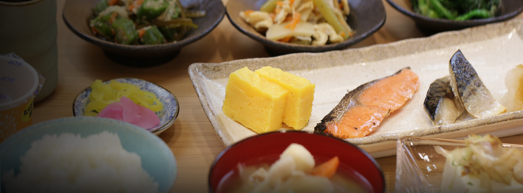 素敵な一日の始まりに、 自慢の和惣菜を中心とした朝食をご賞味ください