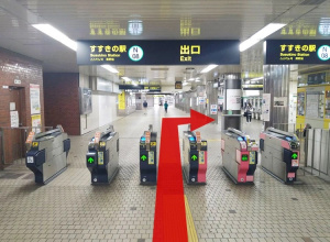 改札口を出て３番出口へすすみます。改札口は全部で3箇所ありまして、画像の改札口をご利用の場合、改札を出て「右手」にお進みください。