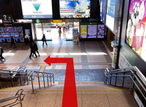 新幹線改札は3階なので2階に下り、左折します。