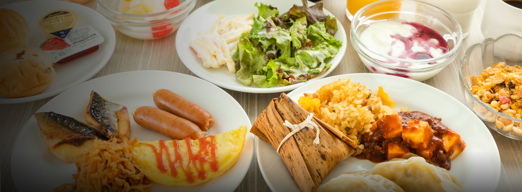 ホテル2階ラウンジにて、ビュッフェ形式の朝食をご用意