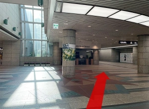 右の通路側を進み、長堀橋駅方面に50メートルほど進みます。