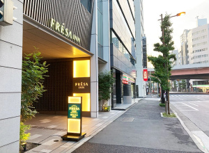 交差点を渡って3分程直進してください。セブンイレブン手前にホテルがございます。