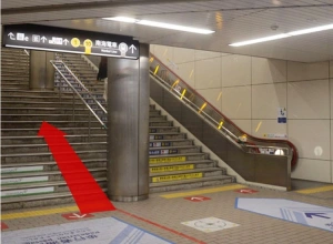 なかもず、天王寺方面からお越しの方は、電車の進行方向と逆に進んでください。（1～10番出口）