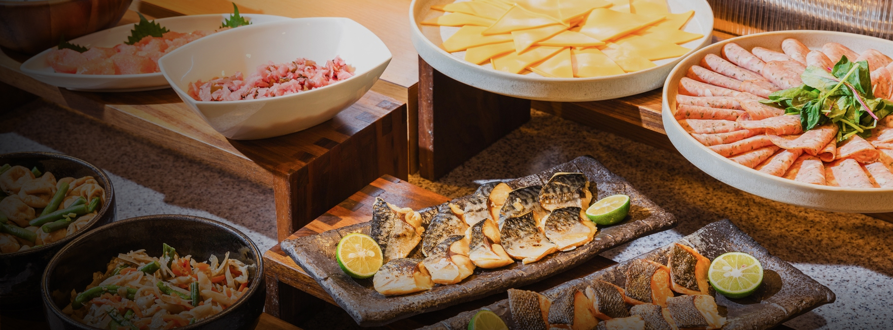 ホテル1階 ロイヤルホストにて、 朝食ビュッフェをご用意