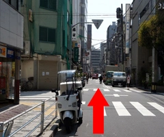 地上に出ましたら、左側へ真っ直ぐ進みます。