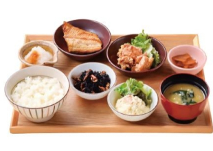 画像：ほっけ炭火焼きと唐揚げの朝定食（火・木・土）