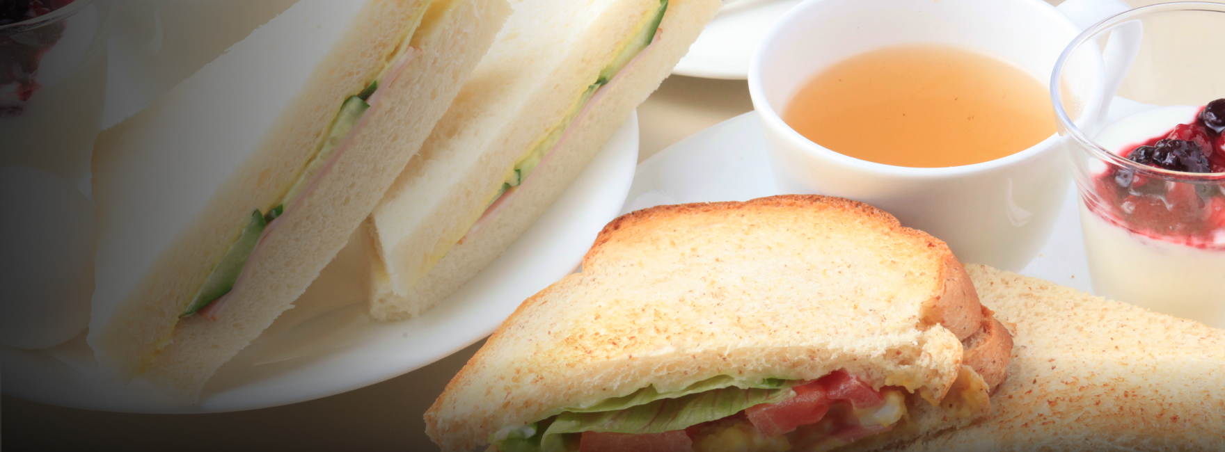 朝食にはサンドウィッチとドリンクの軽朝食をご用意