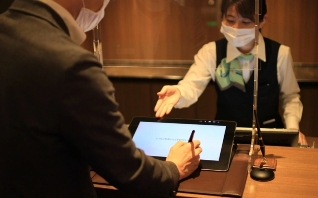 チェックイン時のタブレット導入