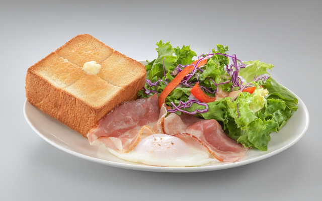 3.ベーコンエッグ＆厚切りバタートースト + 珈琲 or 紅茶 or オレンジジュース