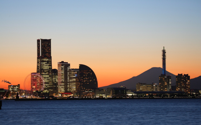 みなとみらいと海の夕景