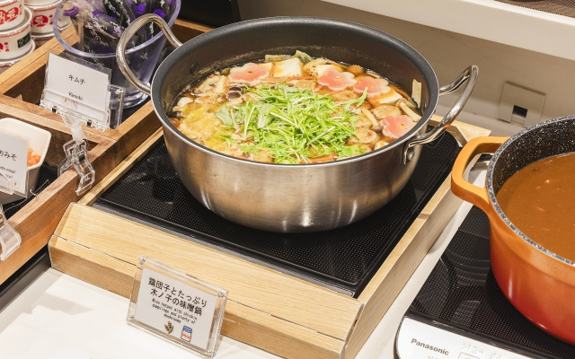 鶏団子とたっぷり木ノ子の味噌鍋　キムチ