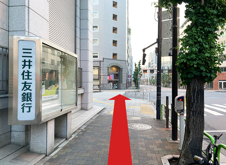 三井住友銀行の先の交差点を渡ります。
