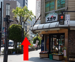 越過「須賀屋果實店」，會經過「紅虎餃子房」及「大黑屋」。