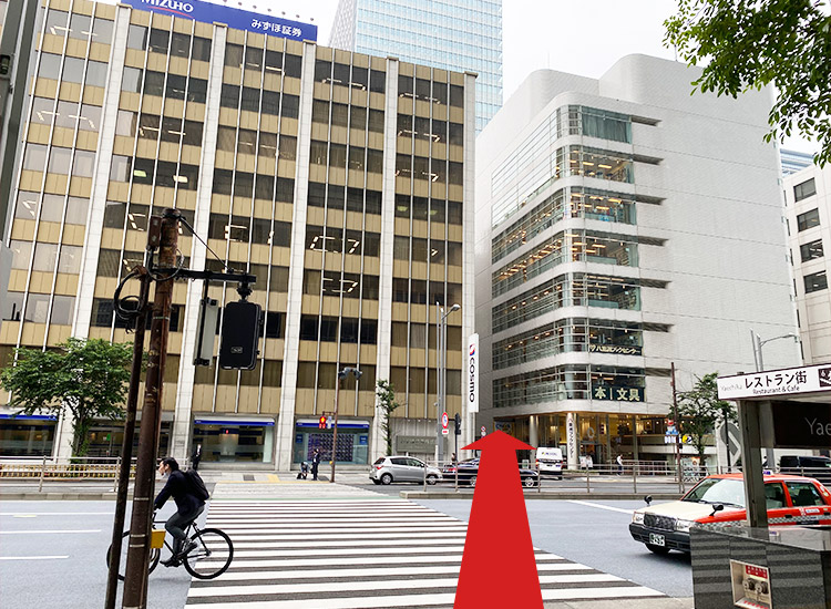Cross the pedestrian crossing and walk between Mizuho Securities and Yaesu Book Center.