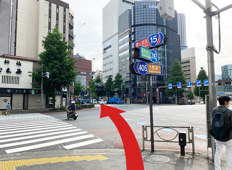 Cross the Gaien-dori and Daiichi Keihin (National Route 15) intersection in the direction of "Tamakiya" and then go straight. ※From this intersection, Route 15 will be called Chuo-dori Street.