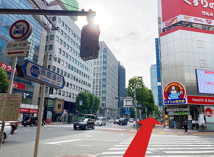 新橋駅銀座口を出たら信号を渡って「くすりの福太郎」を右に見ながら「外堀通り」を築地方面に歩きます。