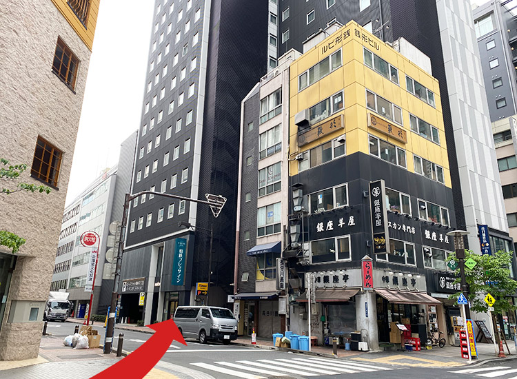 하나츠바키 거리로 들어가 직진하면 3블록째의 왼쪽 모퉁이에 「긴자테이」가 있고, 좌회전하면 저희 호텔이 보입니다.