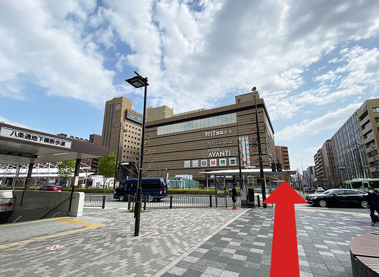 出JR京都站八条东口检票口(新干线和在来线), 走出车站。向迎面的京都AVANTI一侧穿过人行横道。
