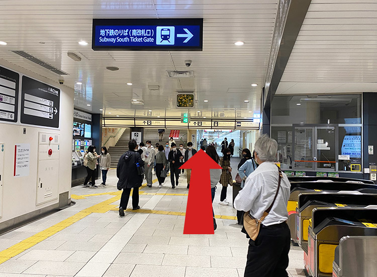 出地铁京都站南检票口向左转。