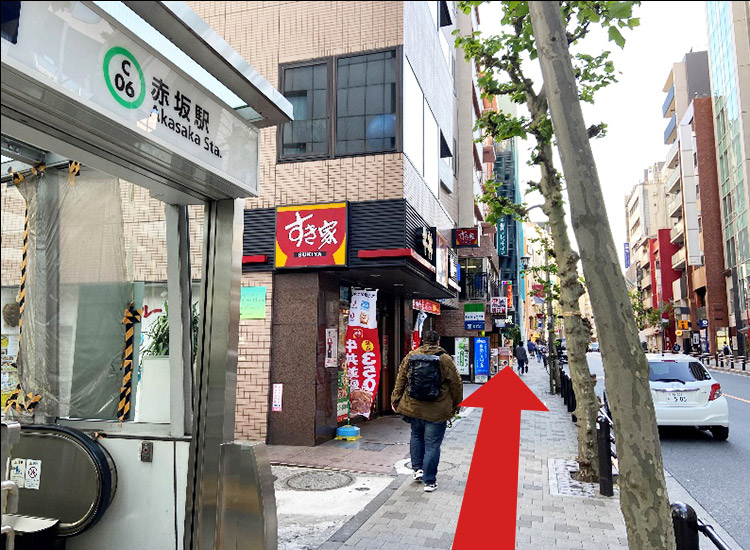到酒店需直走40米左右。途中可以看到左手边的“全家便利店”和“沾面馆 Yasubei”。