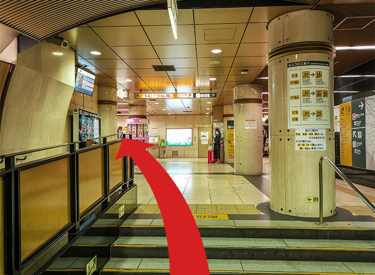 Exit the ticket gate in the direction of Roppongi crossing and proceed to Exit 5/6.
