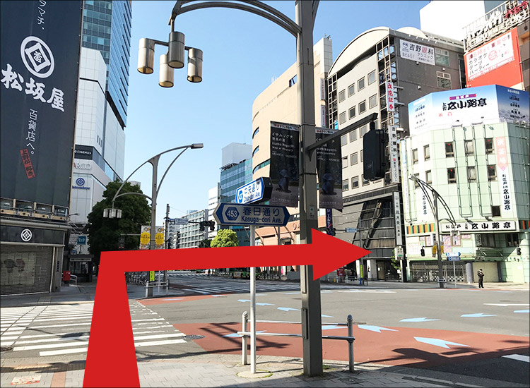横断歩道を渡り、松坂屋の前についたら、再度右に曲がり上野広小路亭に向かって歩道を渡ります。