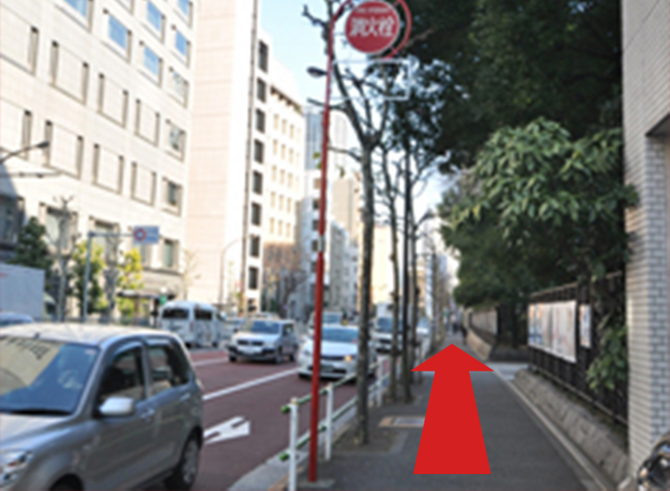 右側に日本赤十字様の本社がございます。バス停の向こうに浜松町一丁目の交差点があります。