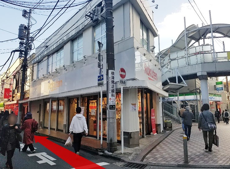 You will see Rakuten's shop, so turn left in front of that shop.