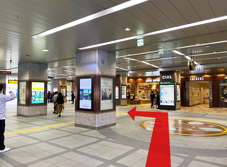 JR桜木町駅　南改札を出たら左方向、東口から出ます。