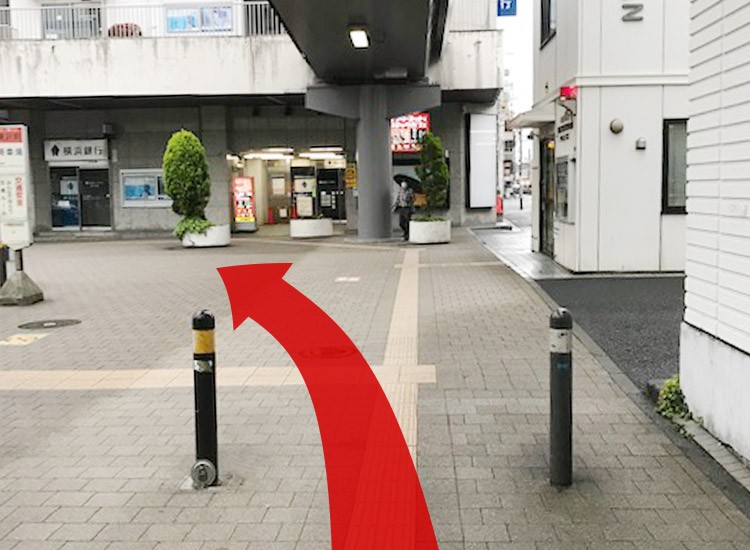 계단을 내려가면 정면에 요코하마 은행이 있습니다. 왼쪽 방향으로 길을 따라 진행합니다.