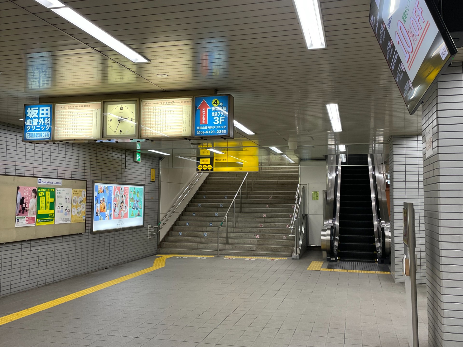 北浜駅の南改札口を出て、右へ進みます。