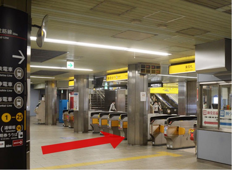 上站台中央位置的楼梯后, 有Osaka Metro南波站西检票口。