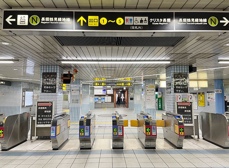 堺筋線・長堀鶴見緑地線 長堀橋駅2-A出口の改札口を出て、左に曲がります。