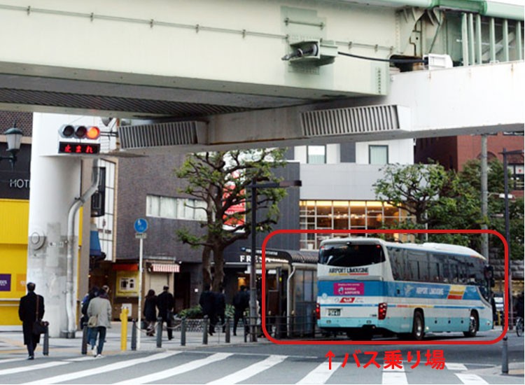 高速道路をはさんだ交差点の先に、伊丹空港行きバス乗り場が見えます。