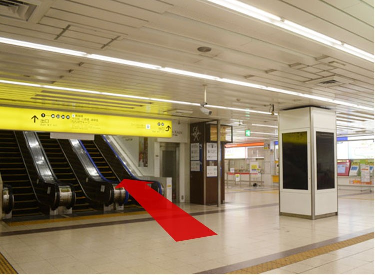 오사카 메트로 난바 역 서쪽 개찰구와 긴테쓰 전차・한신 전철의 동쪽 개찰구의 중앙 광장에 에스컬레이터가 있습니다.