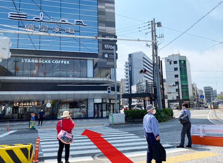 Cross the traffic lights in front of Tsutaya Electrics and then walk to the right.
