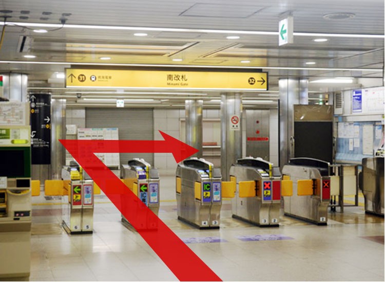 Osaka Metro（地下鉄）なんば駅　南改札口です。改札口を出て右手の階段（32番出口）で地上へ上がります。