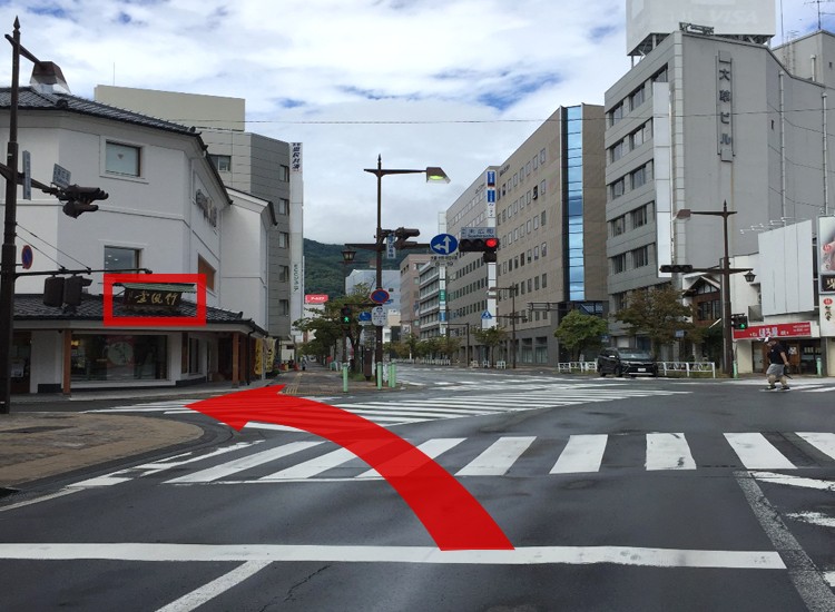 Turn left at the intersection on the first traffic light at Suehiro-cho. (The shop Chikufudo, indicated by the red frame, will be your landmark.) 