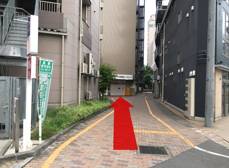 If you walk along the alley beside the signboard, you will see West Plaza Nagano Parking at the end of the road. 